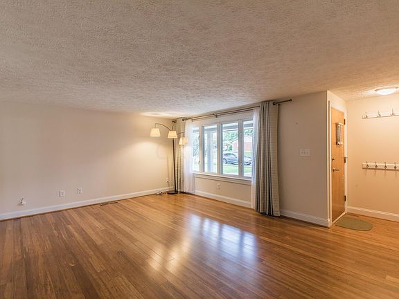 Living Rm/Front Entry