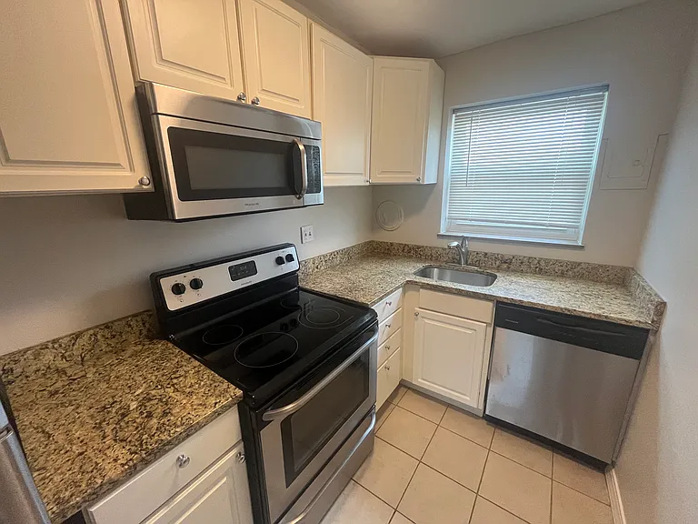 137 E Lockwood Ave #2-B — Photo 8