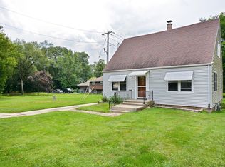 6N346 Oakwood Dr, St Charles, IL 60174