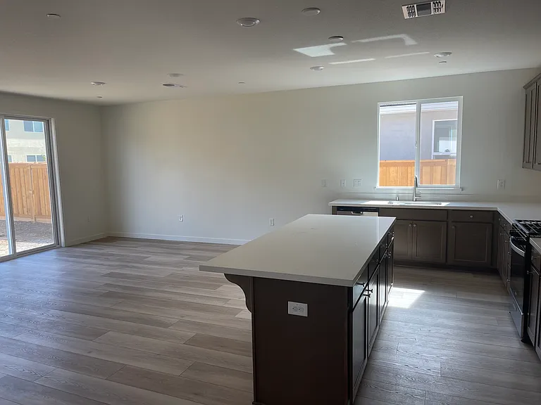 1539 Minories Dr — Photo 3