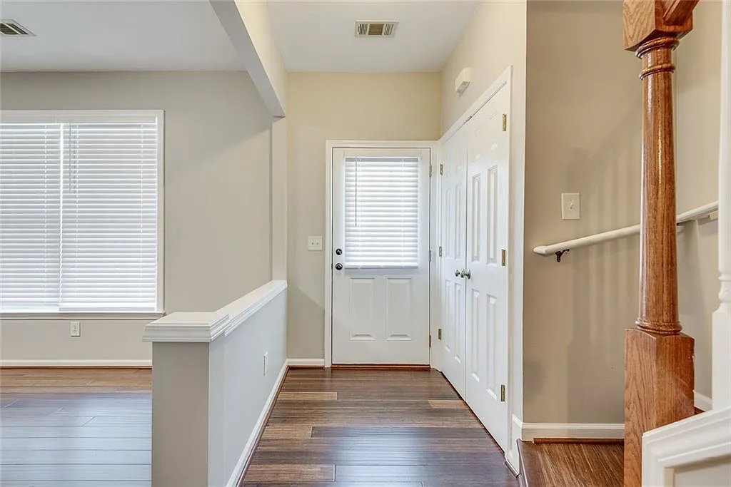 3 bed, 2.5 bath, 1386 sqft, $2,175 — Photo 3