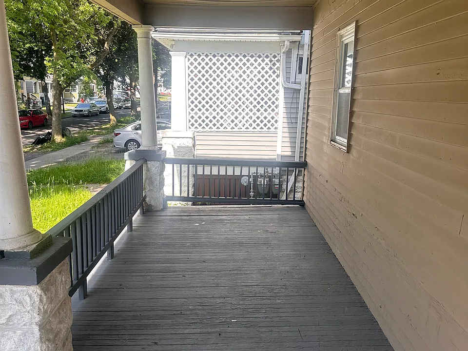 142 Delamaine Dr #1