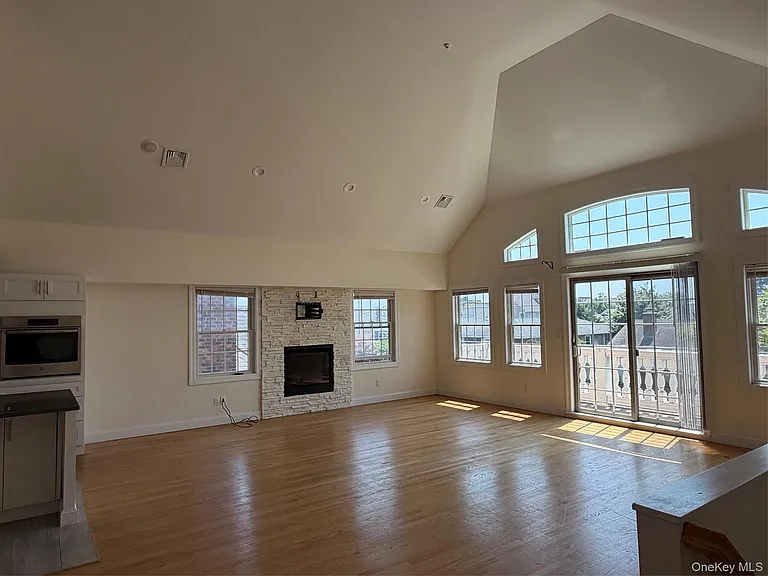 621 E Olive St #2 — Photo 3