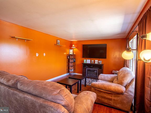 3rd image of 596 Hanshew Ln