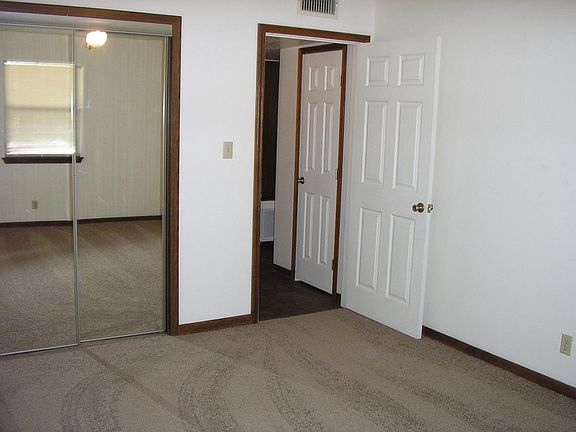 Large bedroom 11'x14'