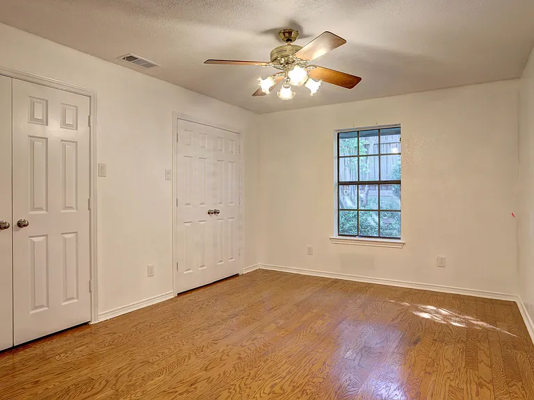 2918 Apple Valley Dr — Photo 2