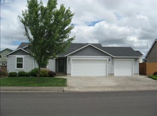 876 N 7th St, Harrisburg, OR 97446