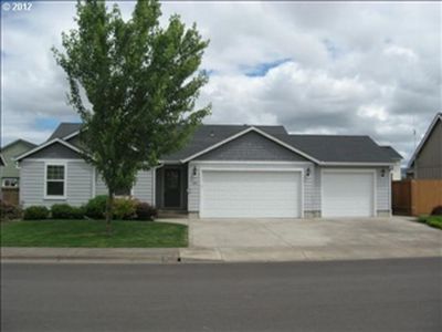 876 N 7th St, Harrisburg, OR, 97446