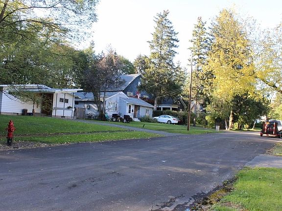 3rd image of 129-31 Gorland Ave