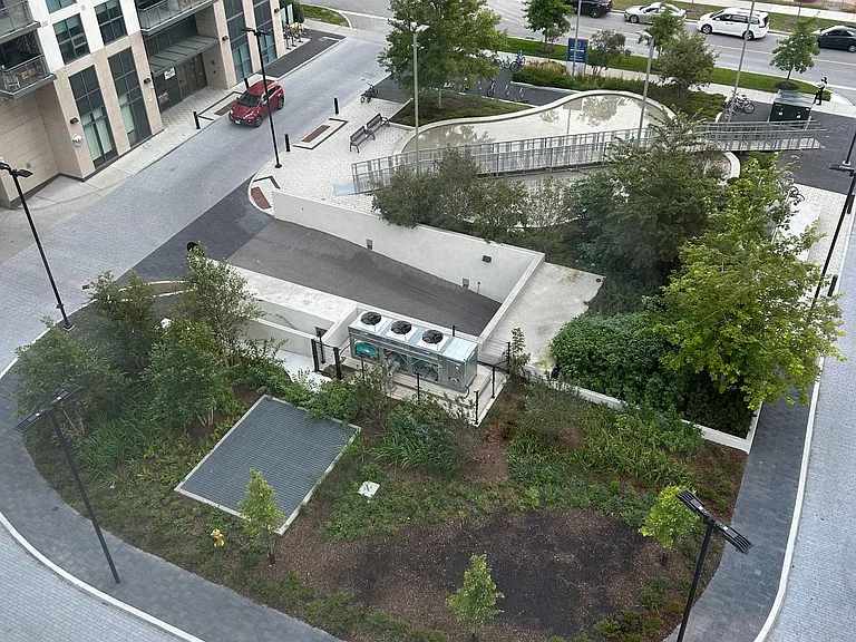 20 Meadowglen Pl E #822 — Photo 4
