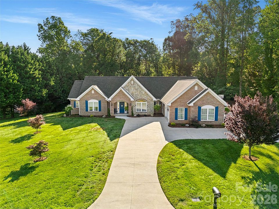 1st image of 115 Country Club Dr