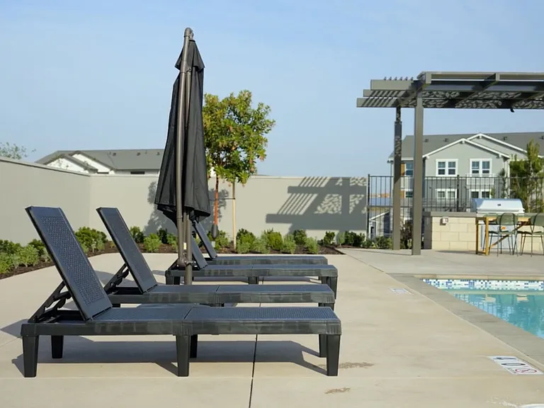 Crescent Apartments — Photo 18