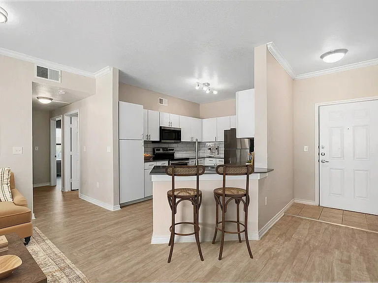 3x2 1370 sqft C1 - Entry