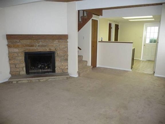 LIVING ROOM W/ FIREPLACE