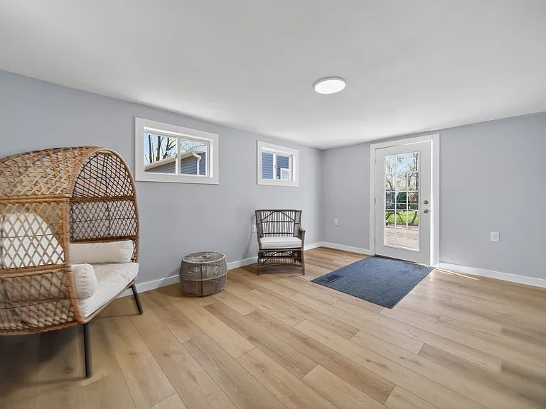 1547 Woodlawn Ave — Photo 10