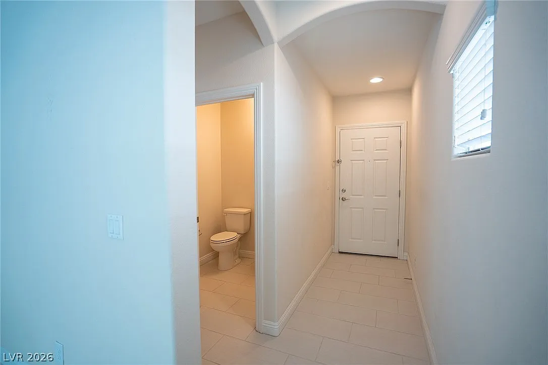 4 bed, 2.5 bath, 1924 sqft, $2,450 — Photo 3