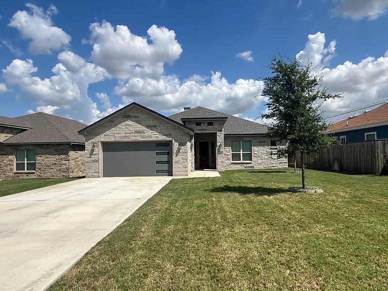 4815 Viewcrest Rd — Photo 1