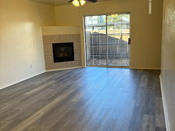 Livingroom w/gas fireplace