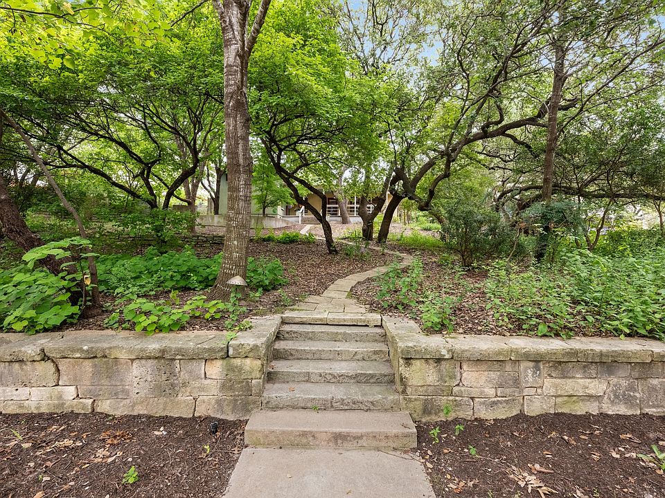 Beautiful path leading to the home