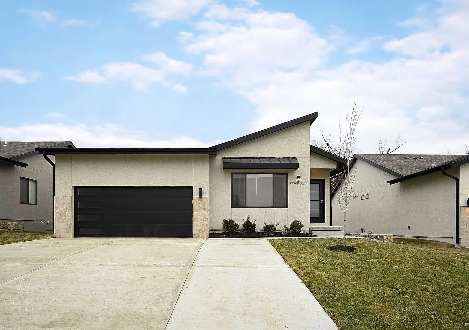 Stunning 2-bedroom, 2-bathroom, 2-car Single Family Home In Raymore MO — Photo 1