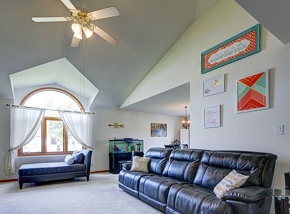 5th image of 514 Wellington Ct