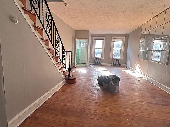 3rd image of 549 Fernon St