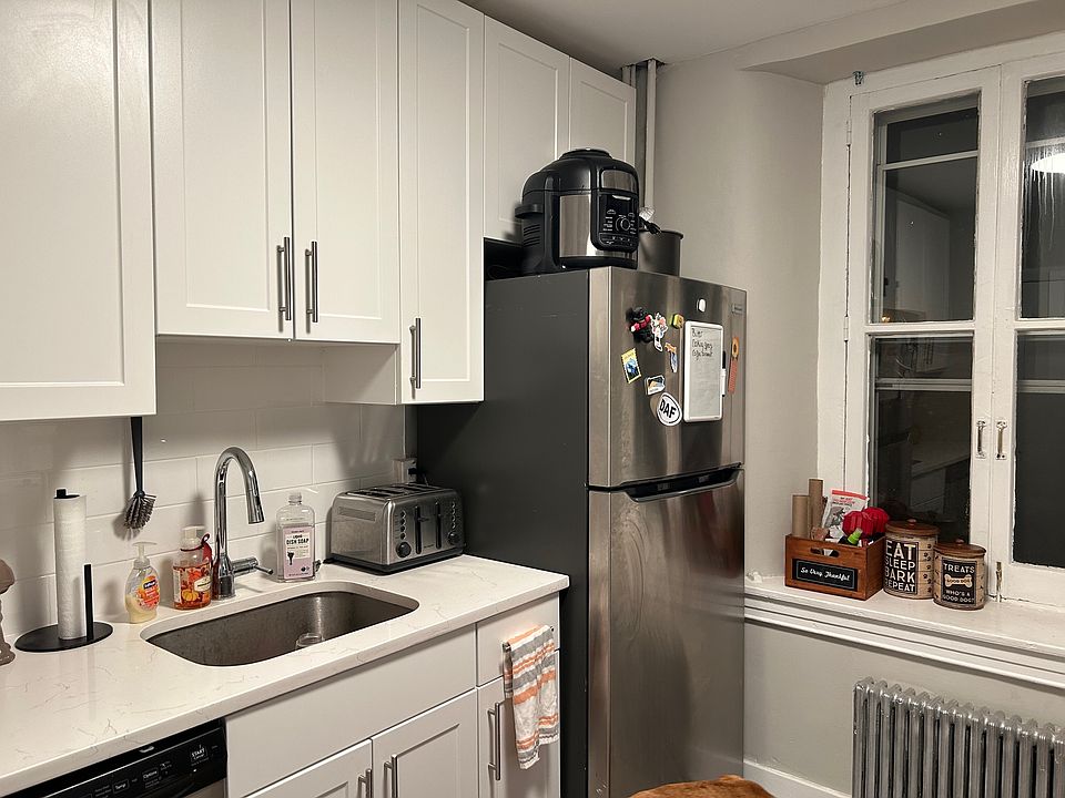 1st image of 327 Meetinghouse Ln APT 5