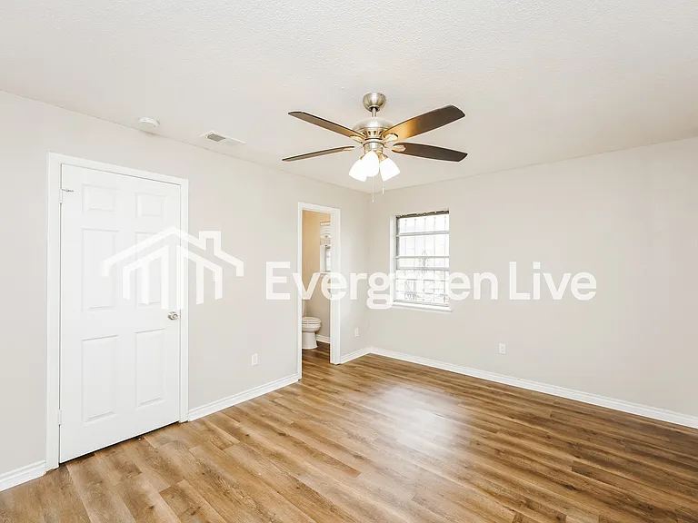 823 Johnnie Row — Photo 10