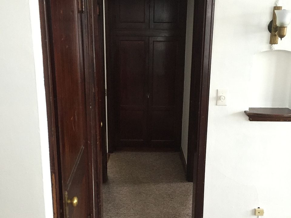 Hallway between Living room and bedroom