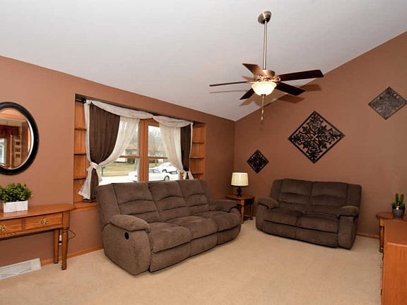 5th image of 3349 E Woodview Ave