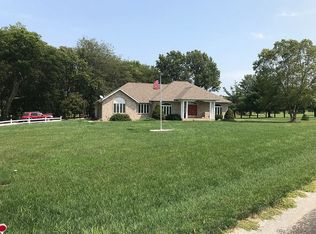 718 Moonglow Rd, Walnut Hill, IL 62893