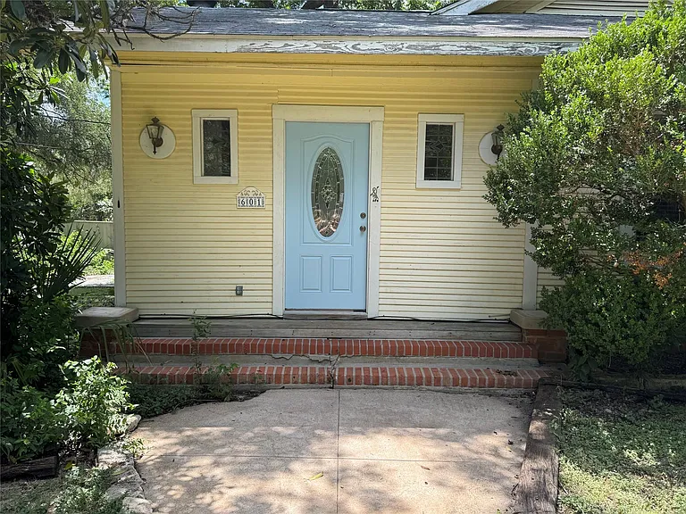 601 W San Antonio St — Photo 1