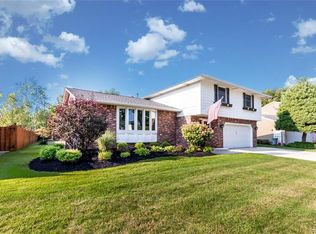 33 Summerview Rd, Williamsville, NY 14221