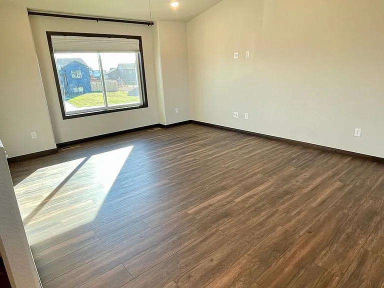 557 Mace Dr — Photo 3