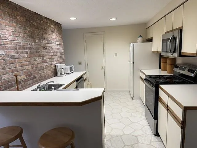 3 bed, 3.0 bath, 2625 sqft, $3,000 — Photo 3