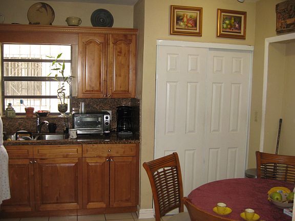 4th image of 1020 NW 20th Ct