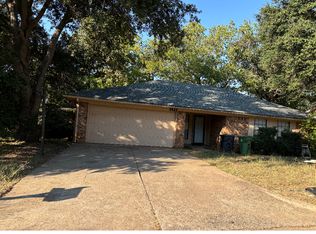 6415 Woods Edge Dr, Arlington, TX 76016