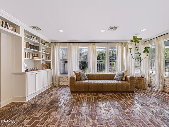 4th image of 100 Miller St
