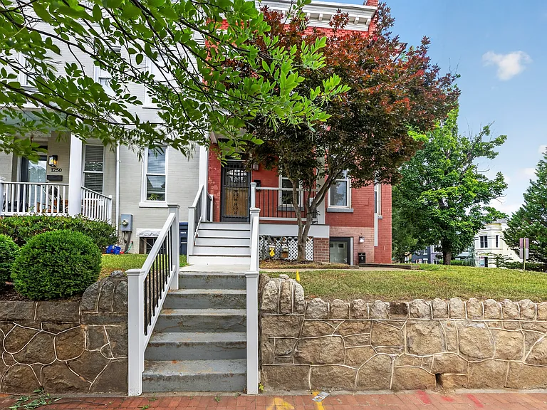 1252 E St NE #A — Photo 3