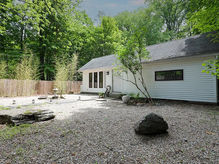 10 Fitzsimmons Ln — Photo 31