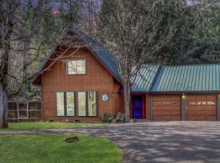 401 Sarma Dr, Shady Cove, OR 97539