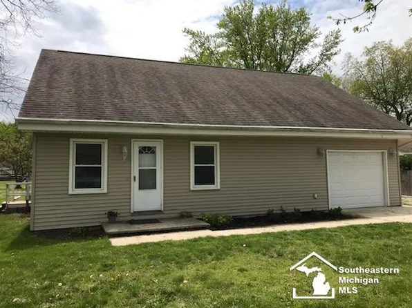 4005 Consear Rd, Lambertville, MI 48144