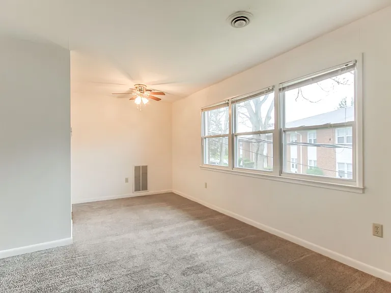 Lincoln Apartments — Photo 2