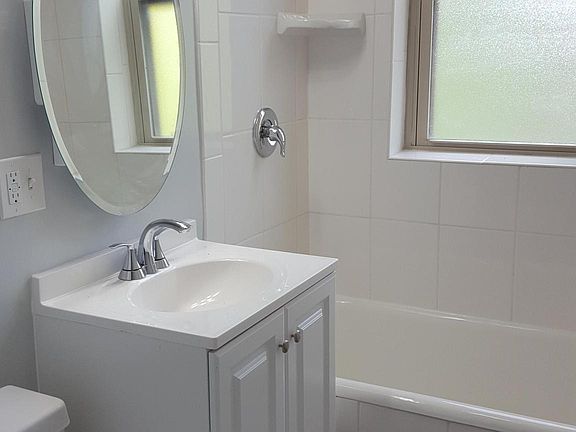 3rd image of 482 N Austin Blvd APT 3