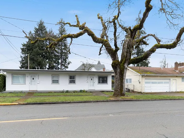 762 SW Levens St — Photo 3