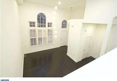 4th image of 832 S Swanson St