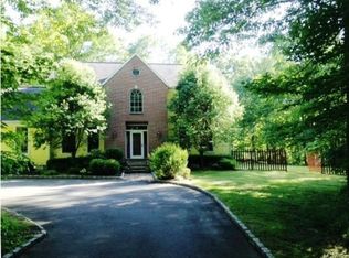 8 Tanglewood Dr, Danbury, CT 06811