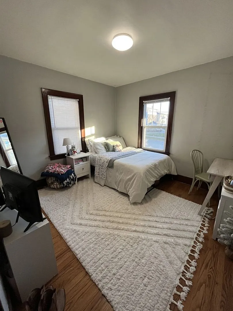4-Bedroom Near UI Campus & Downtown | Front Porch & Parking — Photo 4