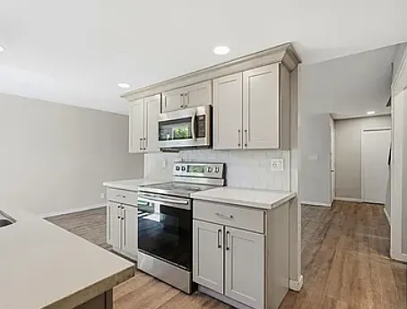 3 bed, 1.5 bath, 1213 sqft, $3,300 — Photo 3