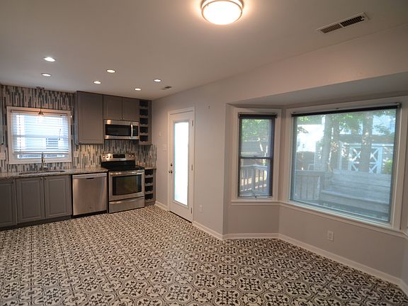 2nd image of 4411 Fort McHenry Pkwy